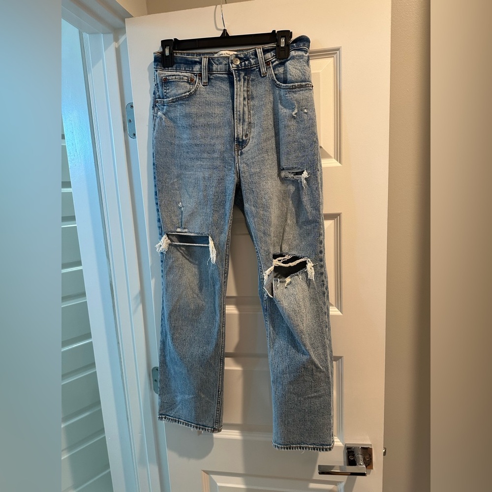 A&F denim size 28 w holes